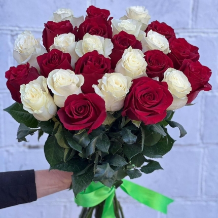 Букет «Баланс» из красных и белых роз - купить с доставкой в по Большим Вязьмам